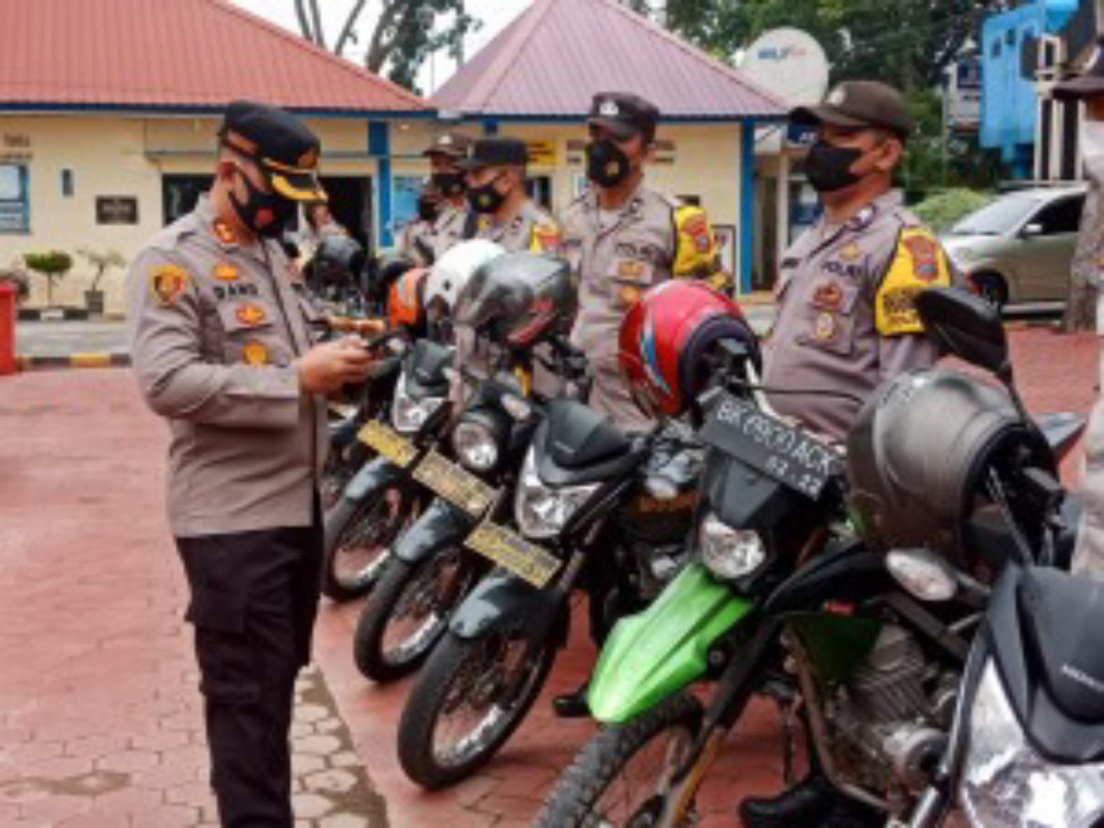 Kapolres Langkat pemeriksaan terhadap kendaraan roda empat dan roda dua personelnya