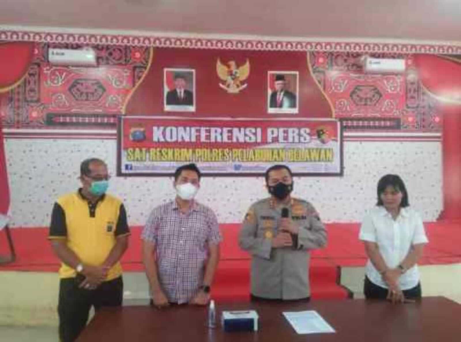Kapolres Pelabuhan Belawan AKBP Faisal Rahmat HS.,SIK.,SH MH membuat konferensi pers Tersangka penyiraman bahan bakar minyak BBM Bensin kepada anak
