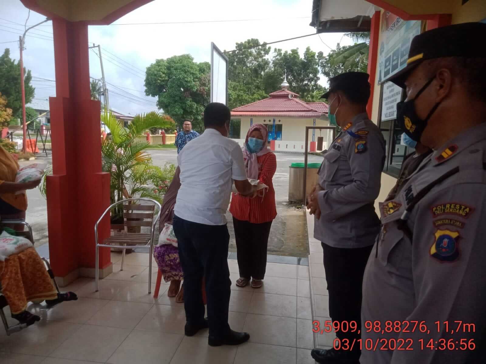 Polsek Beringin Polresta Deli Serdang Bagikan Sembako Kepada Warga Yang Membutuhkan