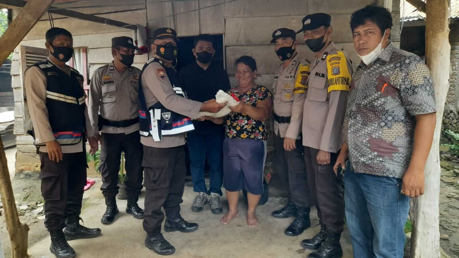 Polsek Bangun Resor Simalungun Bagikan Sembako Kepada Masyarakat Terdampak Penyesuaian BBM