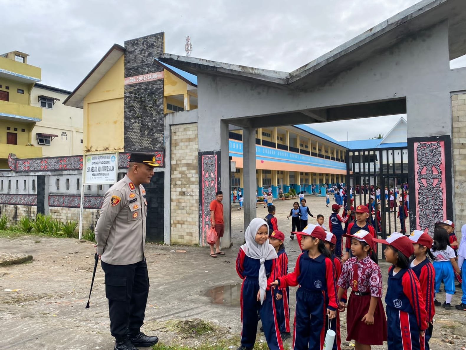 Kapolres Pakpak Bharat, S.I.K., M.H., ikut turun langsung ke Jalan mencegah terjadinya kemacetan di Jalan Raya di Kota Salak Kabupaten Pakpak Bharat,