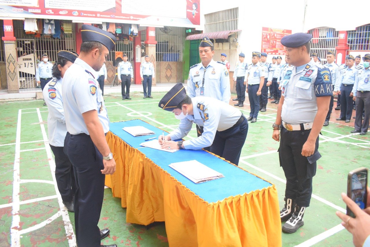 Kepala Rutan kelas l labuhan Deli Erwin F. Simangunsong langsung pelaksanaan apel pagi ZONA MENUJU WBK/WBBM 2023