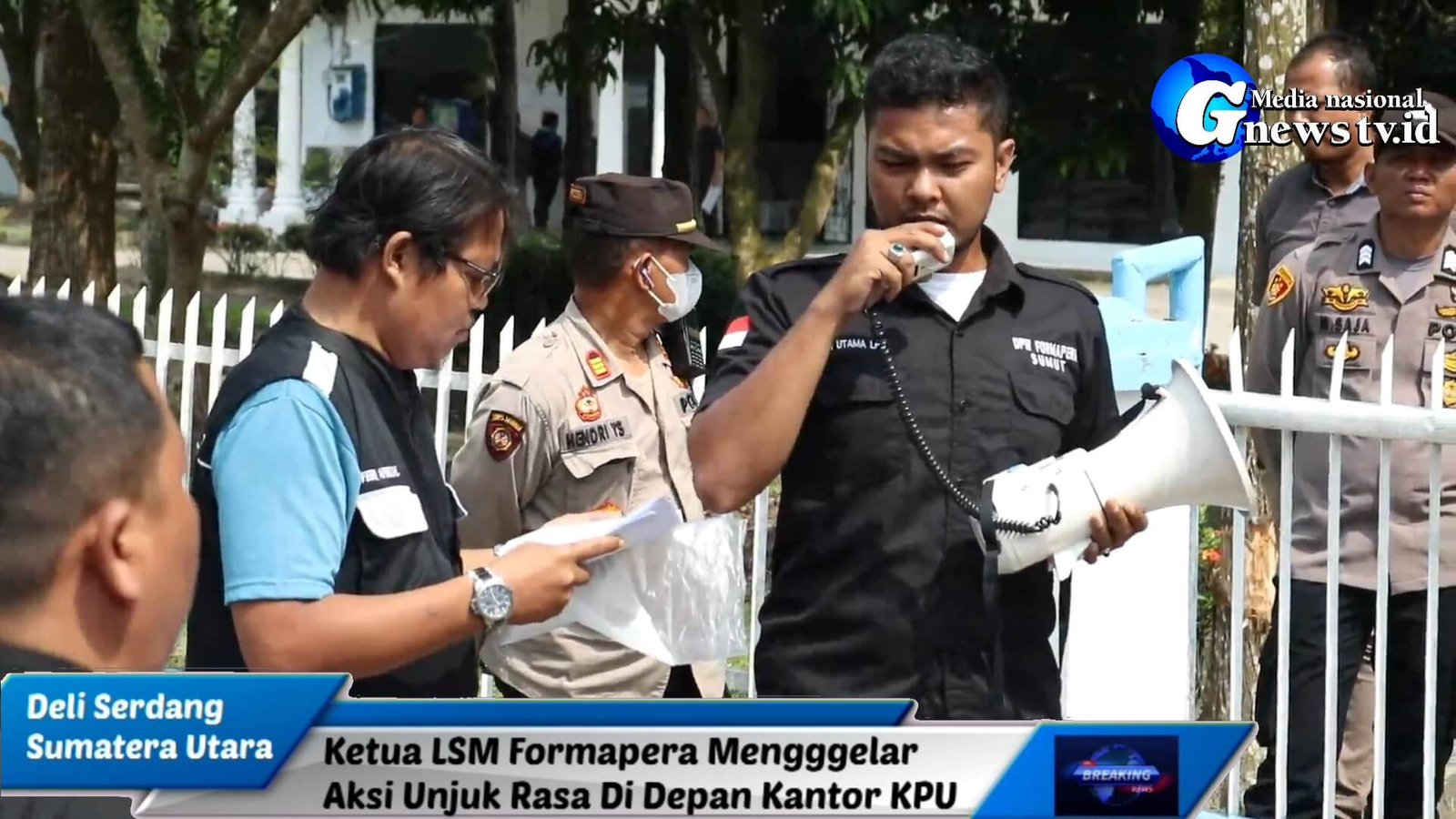 Ketua LSM Formapera Menggelar Aksi Unjuk Rasa Di Depan Kantor KPU Deli Serdang