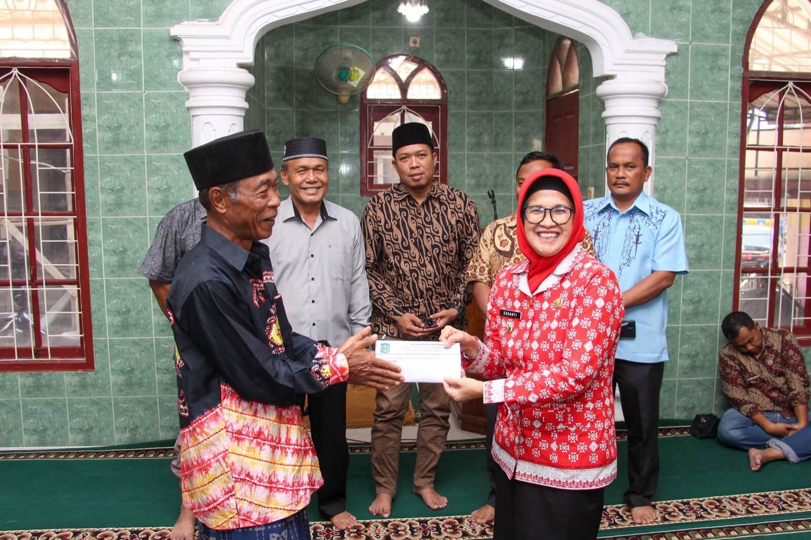 Ramadhan Berbagi:Wali Kota dr Susanti bersama Perumda Tirtauli Bantu di Mesjid Al Iklas Jalan AMPI Pematang Siantar