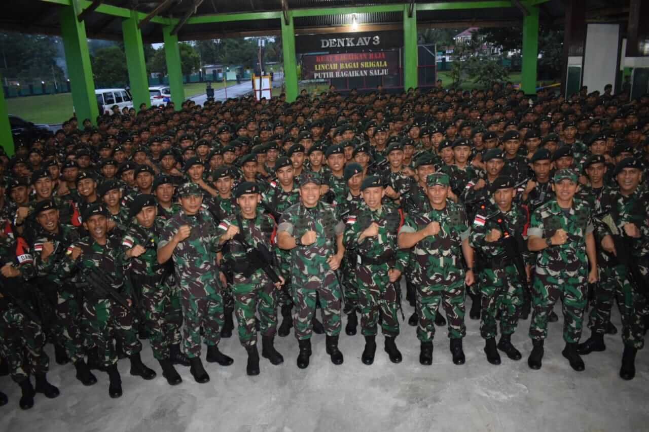 Letjen TNI I Nyoman Cantiasa, S.E., M.Tr. (Han) memberikan pengarahan kepada seluruh Prajurit Satgas Pamtas RI-PNG