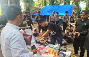 Brimob Polda Sumut Bersama Satgas Gakkum Gerebek Barak Narkoba dan Judi di Kutalimbaru