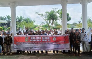 PABPDSI DEMO KE KANTOR BUPATI DAN KANTOR DPRD SIMALUNGUN. AKIBAT DIDUGA ADANYA UPAYA PEMERINTAH MELEMAHKAN BPD