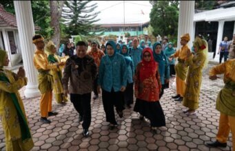 PJ. WALI KOTA TEBING TINGGI DAMPINGI PJ. KETUA TP PKK PROVINSI SUMUT LAKUKAN KUNJUNGAN POSYANDU DAN GERAK TANAM CABAI