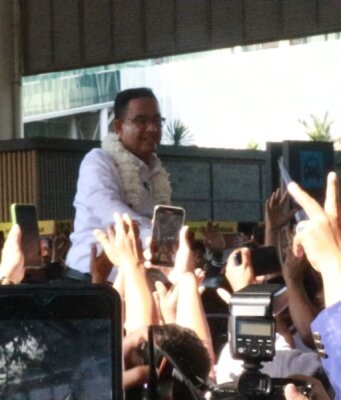 Ribuan Warga Sumut Sambut Capres 01 Anies Rasyid Baswedan Didampingi Surya Paloh Di bandara Kualanamu