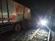 Sopir Tidak Hati-hati, Truk Box Ditabrak Kereta Api Di perlintasan Tanpa Palang Pintu
