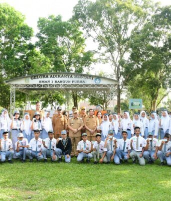 Bupati Jadi Pembina Upacara Bendera SMA Negeri 1 Bangun Purba & Serahkan KTP Elektronik