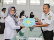 Wali Kota Pematangsiantar dr Susanti Dewayani SpA menyerahkan Daftar Himpunan Ketetapan Pajak