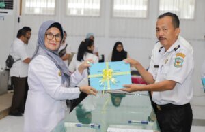 Wali Kota Pematangsiantar dr Susanti Dewayani SpA menyerahkan Daftar Himpunan Ketetapan Pajak