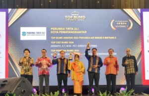 Dinilai Berhasil Membina Perumda Tirtauli :Wali Kota Menerima Penghargaan Top BUMD Awards 2024