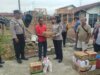 Kapolsek Siantar Marihat Berikan Bansos Kepada Warga Rumahnya Terbakar