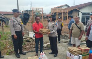 Kapolsek Siantar Marihat Berikan Bansos Kepada Warga Rumahnya Terbakar