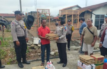 Kapolsek Siantar Marihat Berikan Bansos Kepada Warga Rumahnya Terbakar