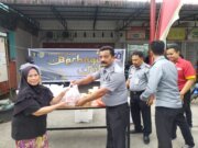 Lapas Narkotika Kelas IIA Pematangsiantar Bagi Takjil ke Masyarakat