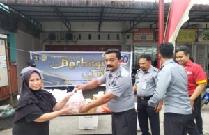 Lapas Narkotika Kelas IIA Pematangsiantar Bagi Takjil ke Masyarakat