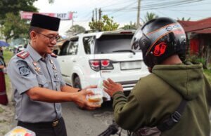 Semarak Ramadan Meriahkan Hari Bhakti Pemasyarakatan :Lapas Kelas IIA Pematangsiantar Bagikan Takjil Kepada Masyarakat.