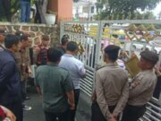 Ketuanya Disidangkan, Masyarakat Lumban Ambarita Demo Pengadilan Negeri Simalungun