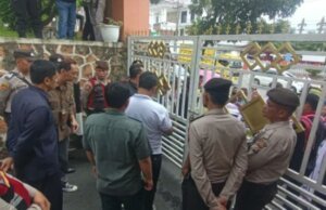 Ketuanya Disidangkan, Masyarakat Lumban Ambarita Demo Pengadilan Negeri Simalungun