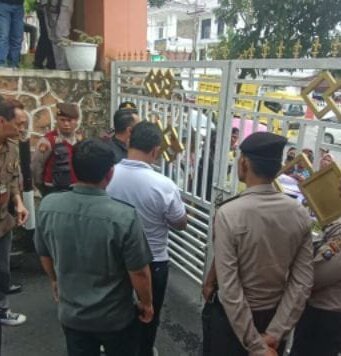 Ketuanya Disidangkan, Masyarakat Lumban Ambarita Demo Pengadilan Negeri Simalungun