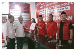 Imanuel Zebua bersama Sozanolo Telaumbanua, Resmi Mendaftar Di DPC PDIP Kota Gunungsitoli.