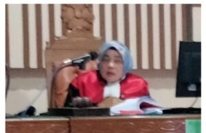 Demontrasi Ratusan Warga Gelar Komedi Parodi mempraktekan menghisap Narkotika Didepan Pengadilan Negeri Kota Tebing Tinggi, ” Meminta Segera Tangkap dan Copot Ketua PN Yang Diduga Vonis Bebas Bandar Narkoba