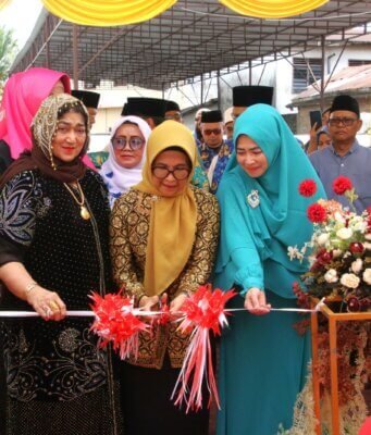 Wali Kota didampingi Ketua Dekranasda H Kusma Erizal Ginting SH meresmikan Baitul Quran Paradep Puspa