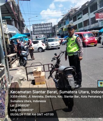 Hindari kemacetan Sat Lantas Polres Pematangsiantar Tertiban Parkir Sepedamotor Di Badan Jalan Depan Pasar Horas