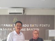 Uday Suhada laporkan dugaan tindak pidana korupsi ke Kejati Banten.