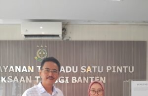 Uday Suhada laporkan dugaan tindak pidana korupsi ke Kejati Banten.