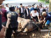 Pj Gubernur Banten Al Muktabar Laksanakan Salat Idul Adha 1445 H dan Potong Hewan qurban di Masjid Raya Al Bantani