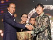 Presiden RI Joko Widodo Serahkan Golden Visa Secara Simbolis Kepada Pelatih Tim Nasional Sepakbola Indonesia Shin Tae Yong