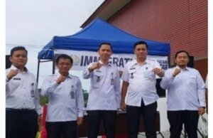 Kantor Imigrasi Kelas II TPI Pematangsiantar :Penyebaran Informasi Keimigrasian Membagikan Brosur