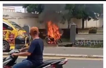 Di Sinyalir Pihak SPBU 14206183 Rambung T.Tinggi Enggan Pedulikan Sepeda Motor Terbakar milik Konsumenya,Malah mintai bayaran Ratusan ribu agar menyemprotkan racun Api di Lokasi Peristiwa