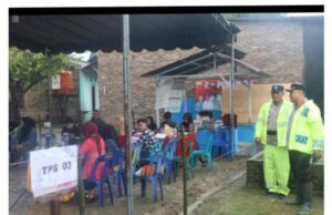 Diguyur Hujan, Kapolresta Deli Serdang Tinjau Langsung Pelaksanaan Pemungutan Suara di TPS