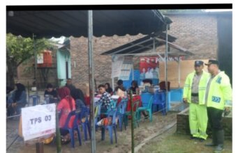 Diguyur Hujan, Kapolresta Deli Serdang Tinjau Langsung Pelaksanaan Pemungutan Suara di TPS