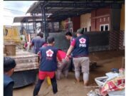 Pasca Banjir, Relawan PMI Deli Serdang Gorong Royong Bersihkan Rumah Warga di Perumahan Patumbak Permai