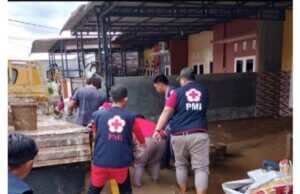 Pasca Banjir, Relawan PMI Deli Serdang Gorong Royong Bersihkan Rumah Warga di Perumahan Patumbak Permai