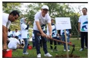 IDSurvey Green Action : Bertiga Bersama Wujudkan Masa Depan Lebih Hijau dan Berkelanjutan Dengan Aksi Tanam Pohon dan Bersih-bersih Taman Cadika Medan