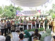 Polres Serdang Bedagai Bagikan 2.000 Bibit Cabai untuk Dukung Ketahanan Pangan di Desa Suka Sari.