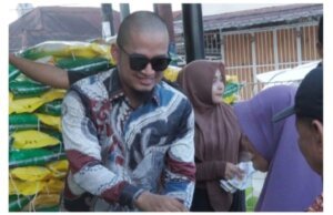 Sukses di Usia Muda, Agung Indra Syaputra Berbagi Ratusan Paket Sembako di Kota Medan