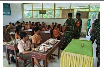 TNI-Polri Bersinergi, Bagikan Makan Siang Gratis di SD Negeri No. 107450